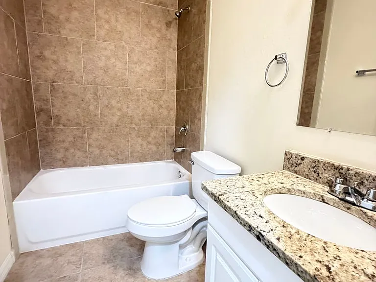 717 SE 7th St — Photo 8