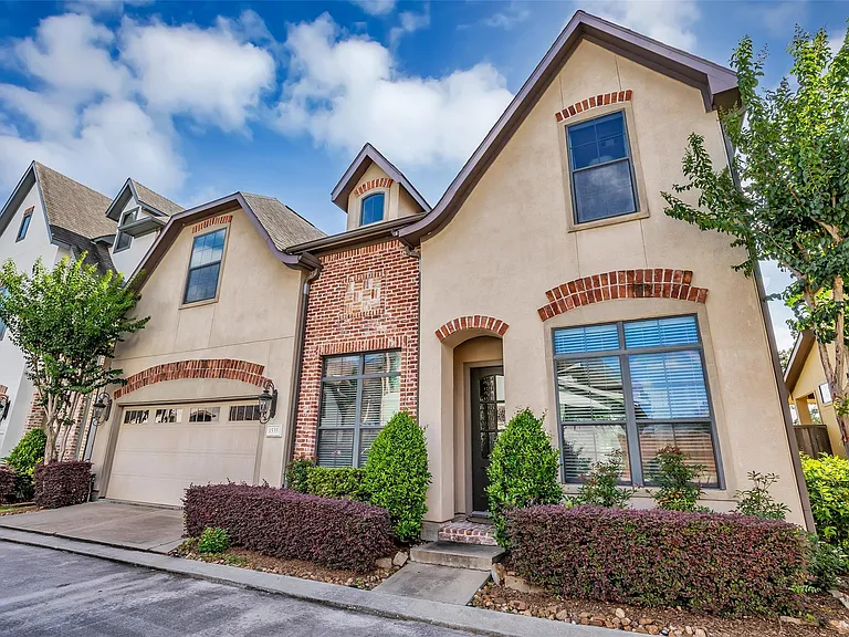 1535 Woodbend Park W — Photo 1