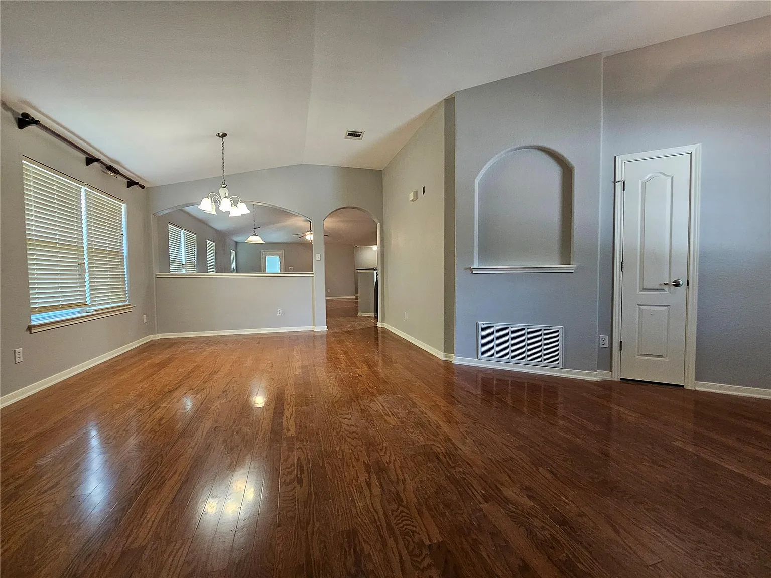 4 bed, 2.0 bath, 2115 sqft, $2,055 — Photo 3