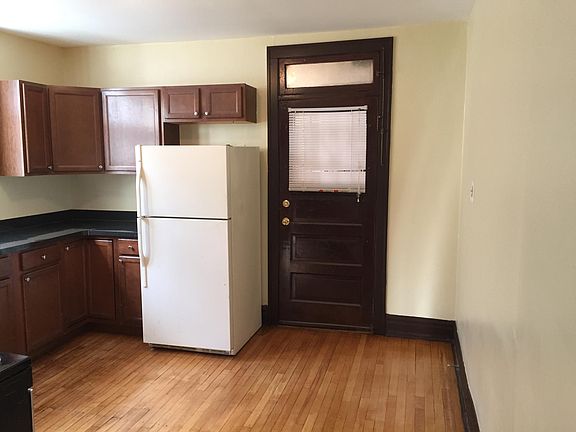 4th image of 2402 Clarence Ave APT 3