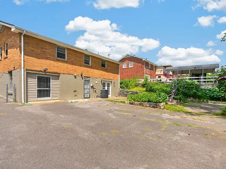 261 Eisenhower Dr — Photo 44