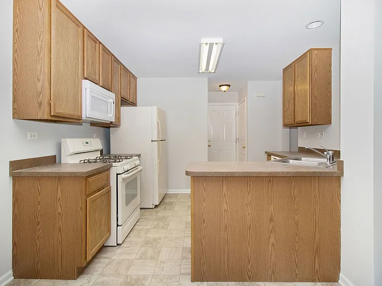 409 Metropolitan St — Photo 9