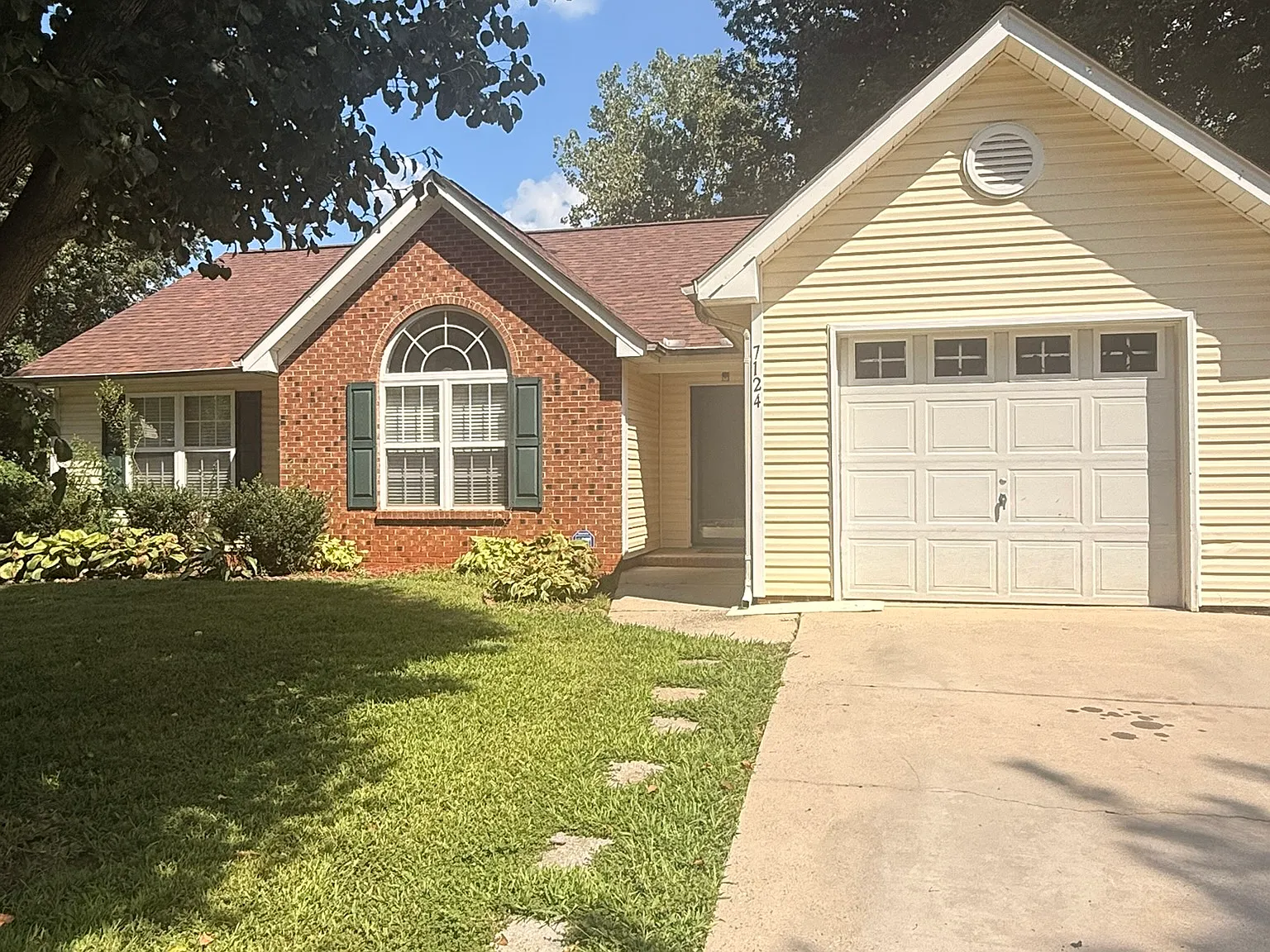 3 bed, 1217 sqft, $2,200 — Photo 1