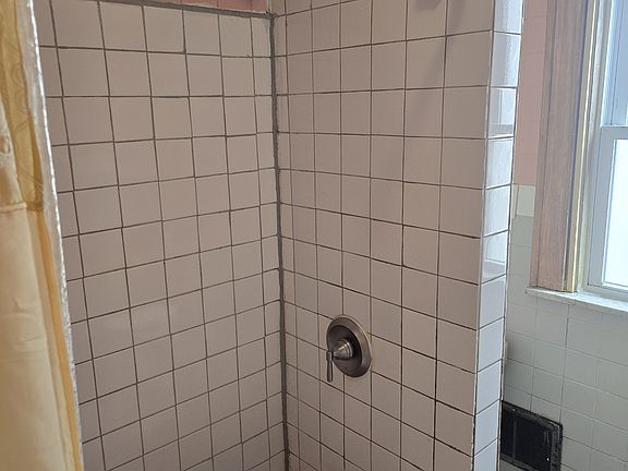 4th image of 1702 Versailles Ave