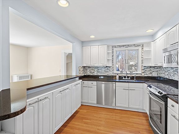 2nd image of 150 Hubbard St #B