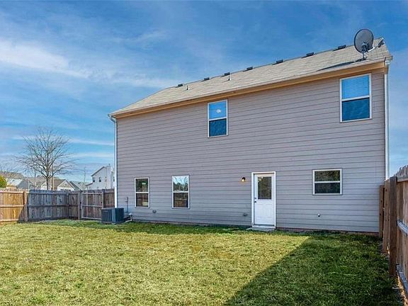 5th image of 700 Fitzroy Dr