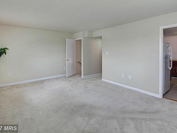 4th image of 3540 Castle Hill Dr