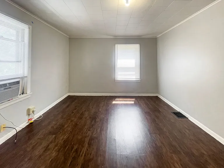 824 W University Ave — Photo 16