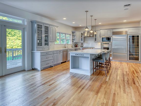 4th image of 33 White Oak Ln