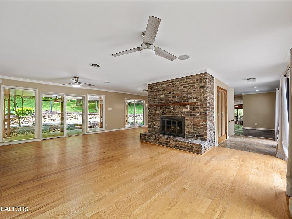 4th image of 3521 Montlake Dr