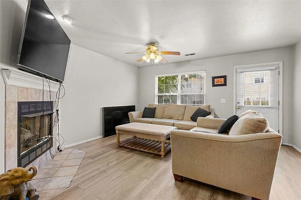 2 bed, 2.5 bath, 1440 sqft, $1,300 — Photo 3
