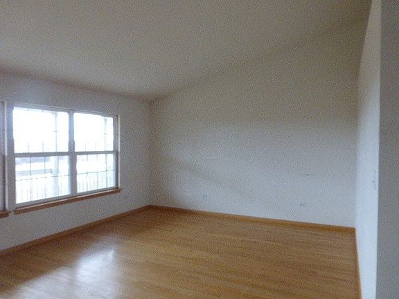 3rd image of 6883 Geneva Dr #1