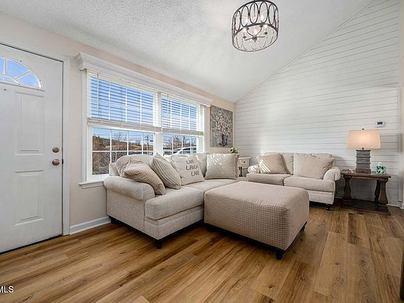 3rd image of 20 Boone Hill Ct #20