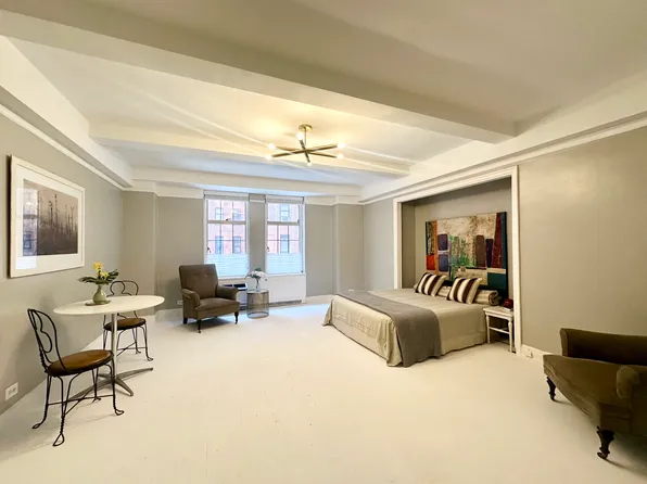 470 West 24th Street image 2 of 39