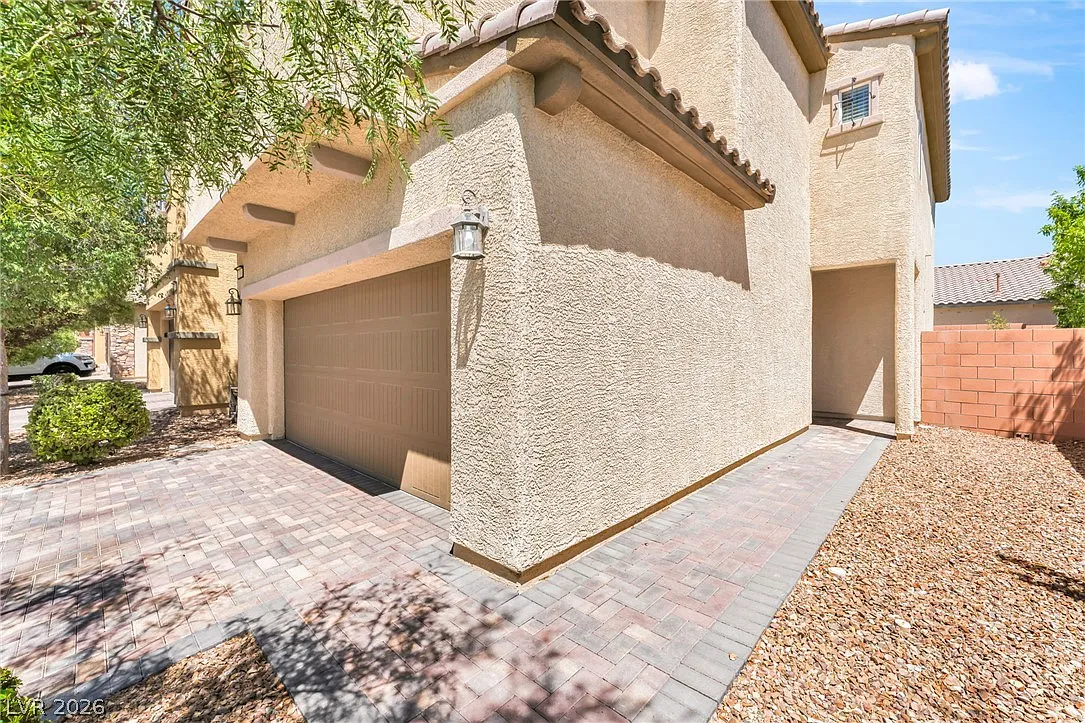 3 bed, 2.5 bath, 1782 sqft, $2,350 — Photo 2