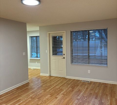 Large, open living room (2/3)