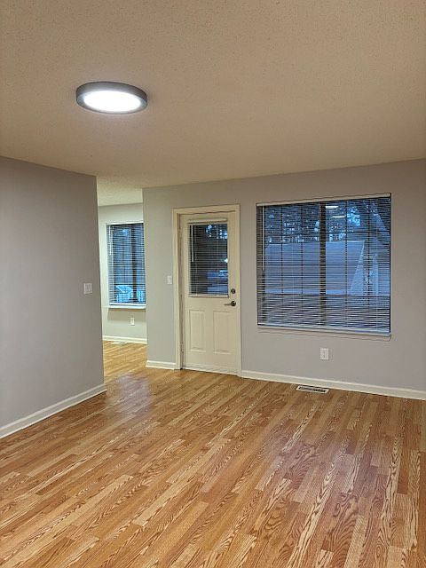 Large, open living room (2/3)