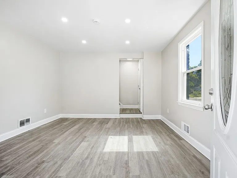 5204 Lackawanna St — Photo 3