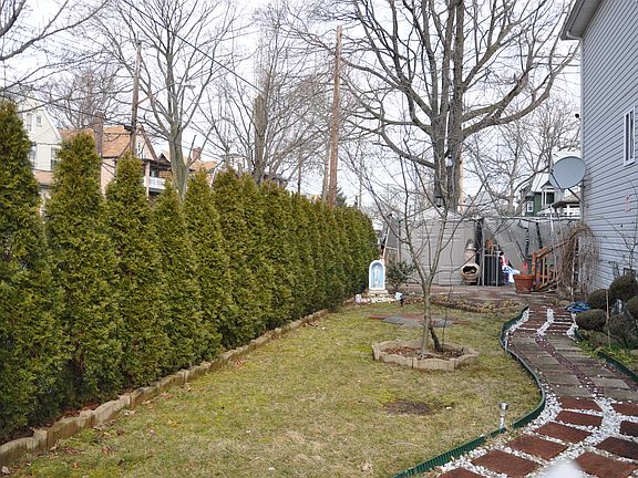 5th image of 15 Paris Ct