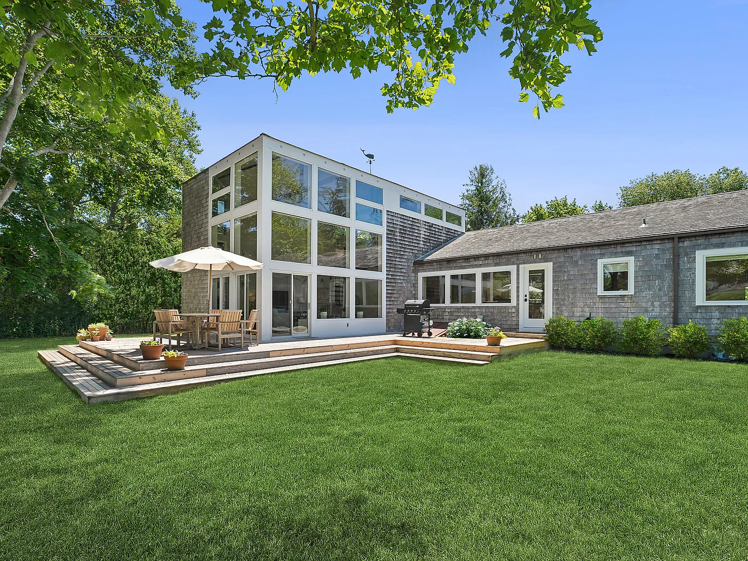 Bridgehampton South of the Highway 4 Bed Contemporary Cottage — Photo 2
