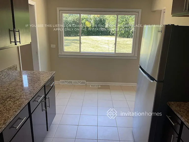 325 Glendale Ln — Photo 5
