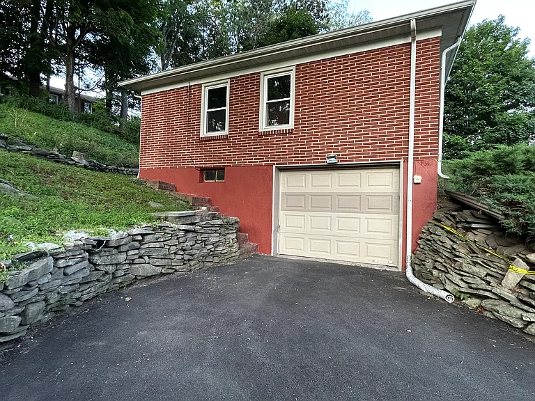 114 Maple Ave — Photo 3