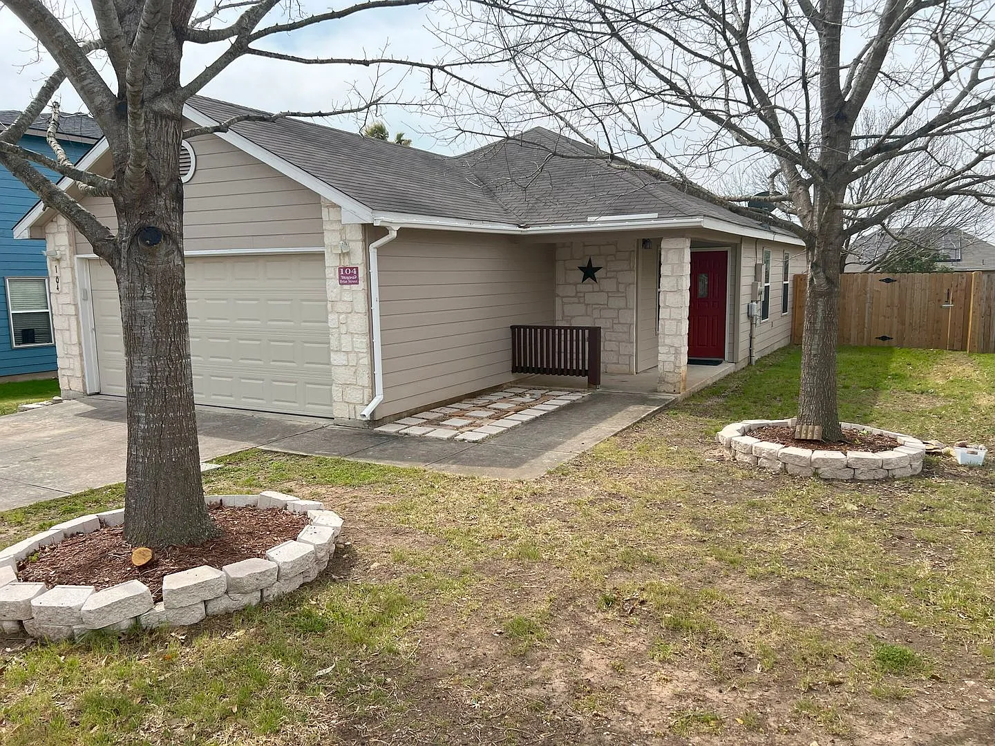 Welcome home to 104 Briar St! — Photo 2