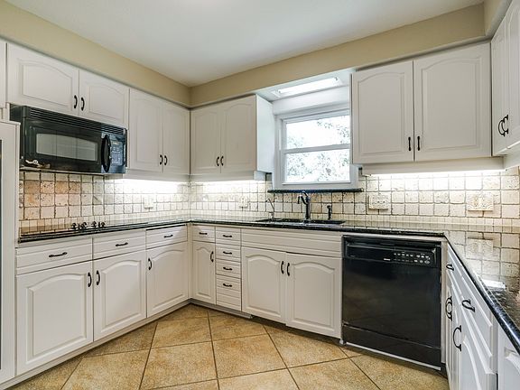3rd image of 7860 La Cosa Dr