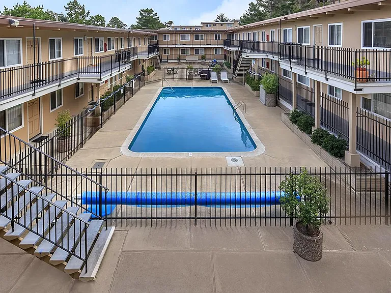 Shangri-La Apartments — Photo 10