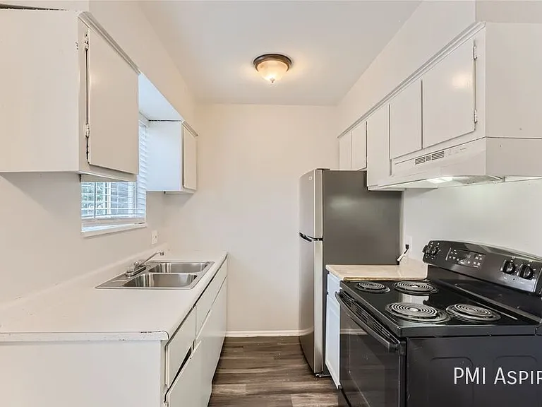 Keri Lyn Apartments — Photo 8