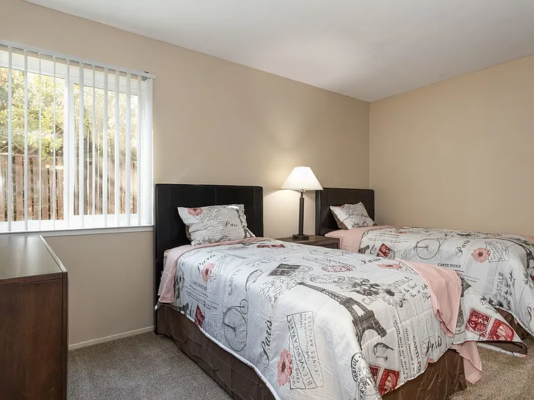 Acacia Apartments — Photo 8