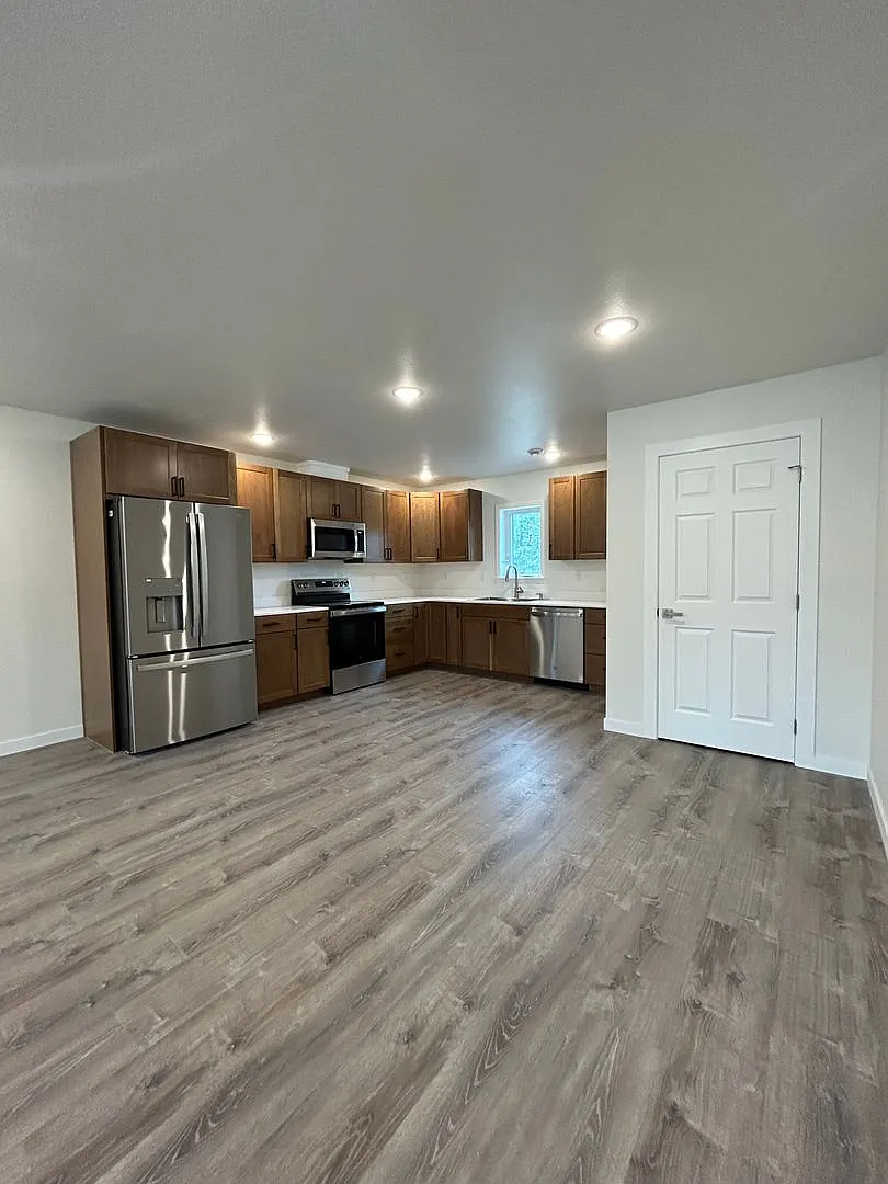 Roseanne Court/ 2652 — Photo 2