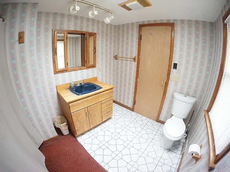 1218 Genesee St — Photo 6