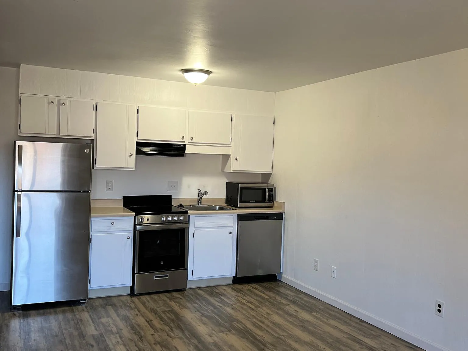 Studio, 500 sqft, $1,975 — Photo 2