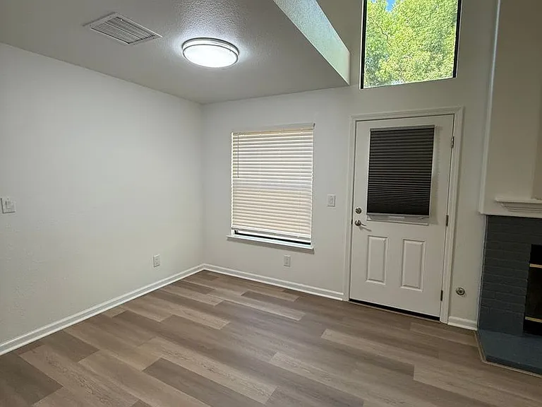 300 Grove Ct — Photo 13