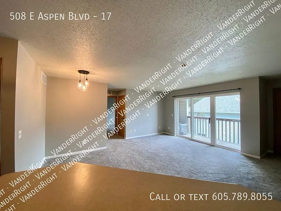 Updated 2 Bedroom Apartment! FREE Garage! — Photo 3