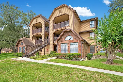 305 Lakepointe Dr #104 Photo 1