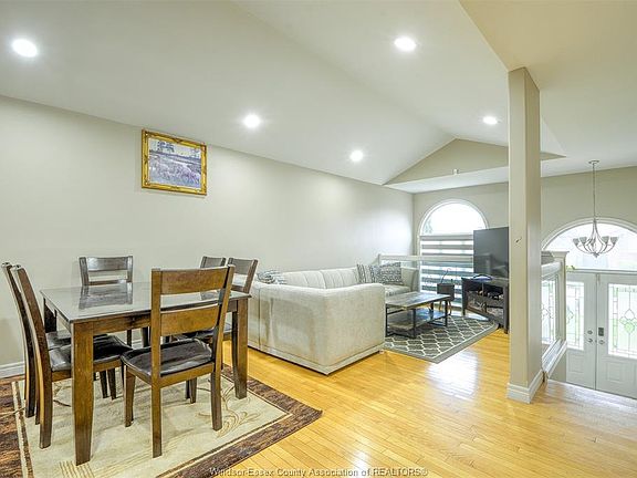 4th image of 160 Branton Cres