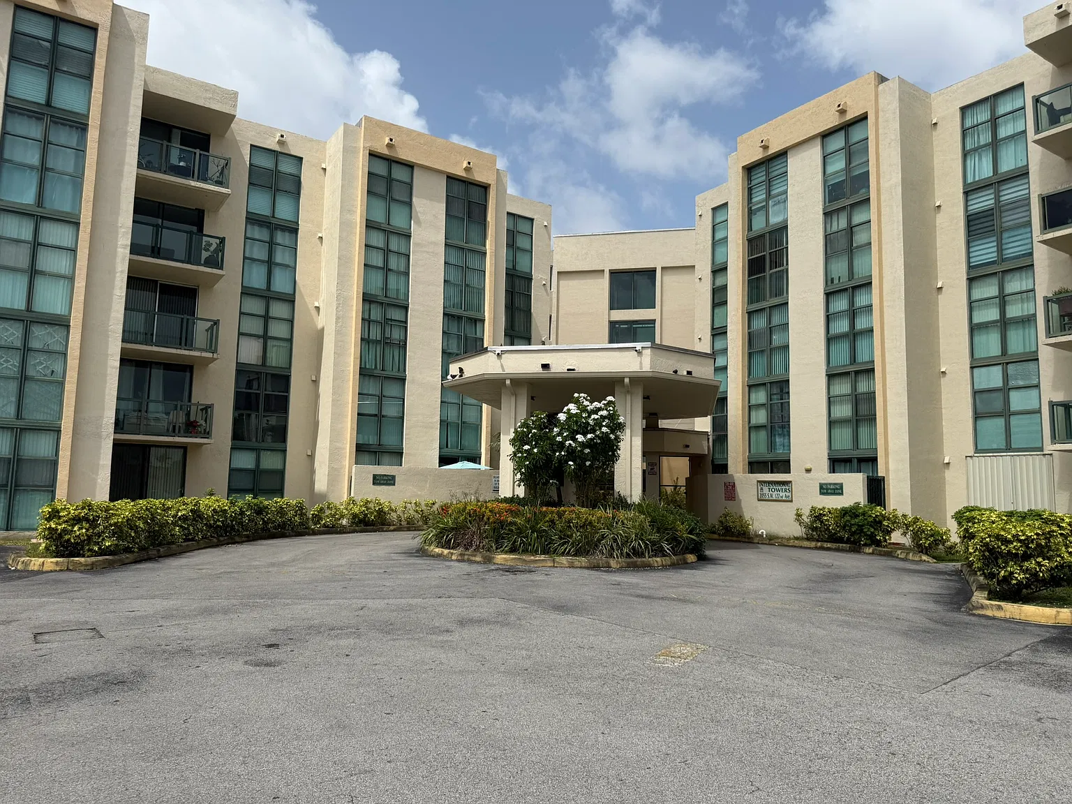 2 bed, 850 sqft, $2,400 — Photo 1