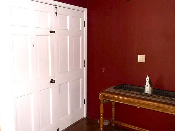 Foyer
						:
						Formal entrance.