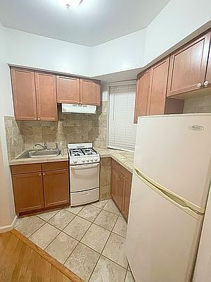 4th image of 225 W 16th St APT 4D