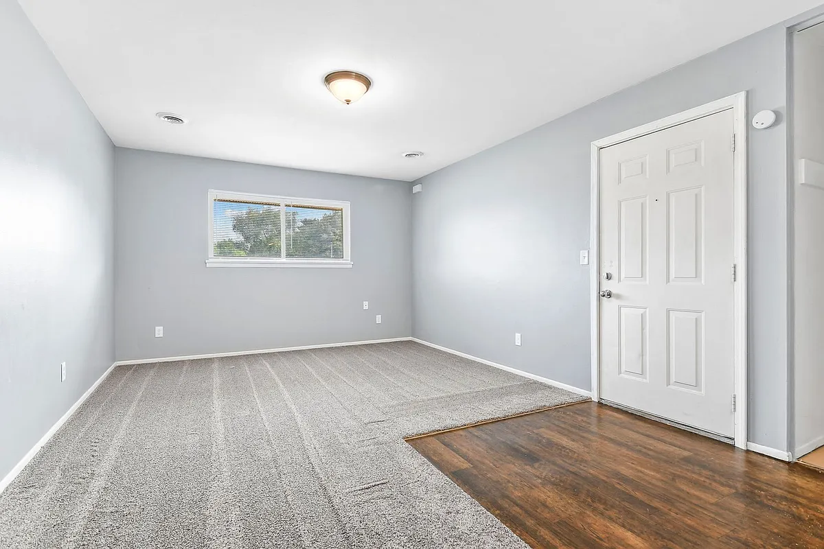 Building Photo - Nice clean 2 bedroom apartment