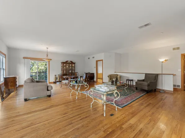 1537 Queen Ann Ln, Gurnee, IL 60031