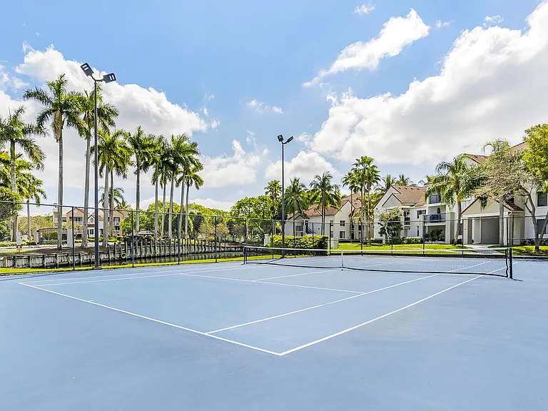 Sheridan Ocean Club Apartments — Photo 9