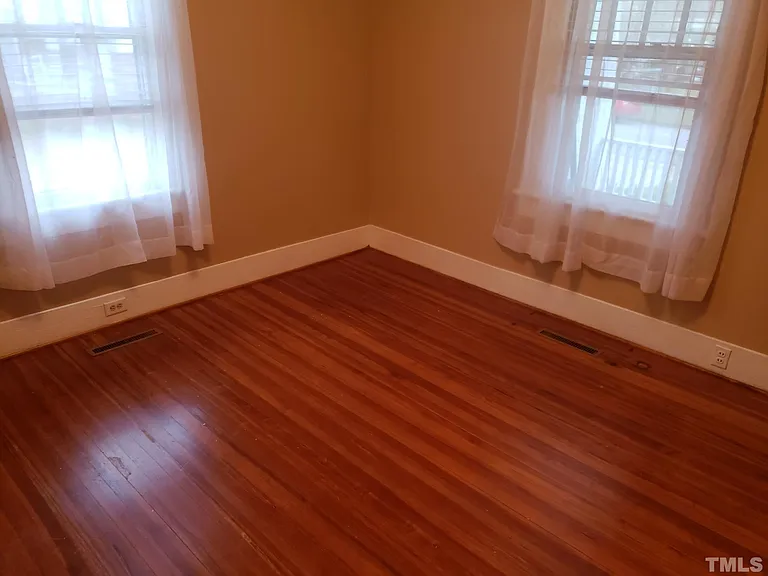 204 E Davis St — Photo 15