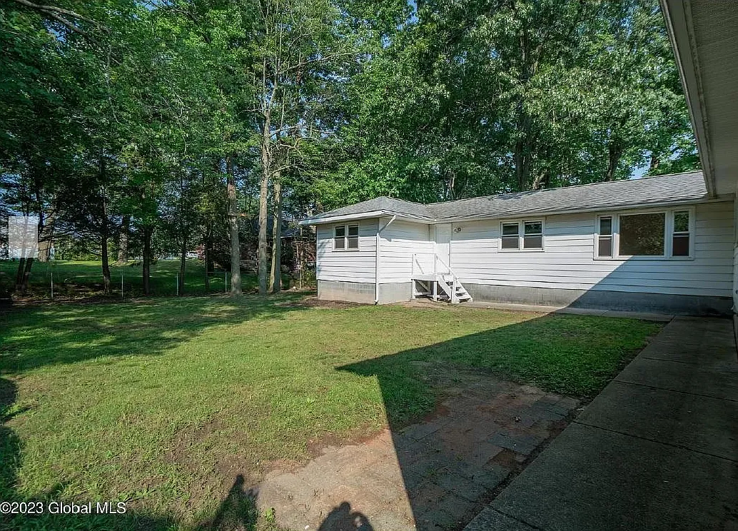 4 Eastwood Dr — Photo 2