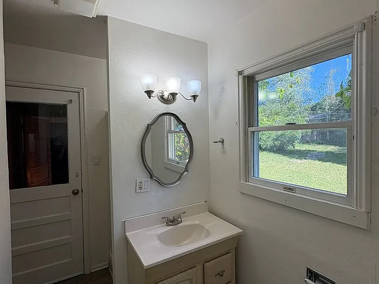 2923 & 2925 Poly Dr — Photo 10