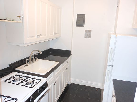 3rd image of 330 W 45th St APT 5G