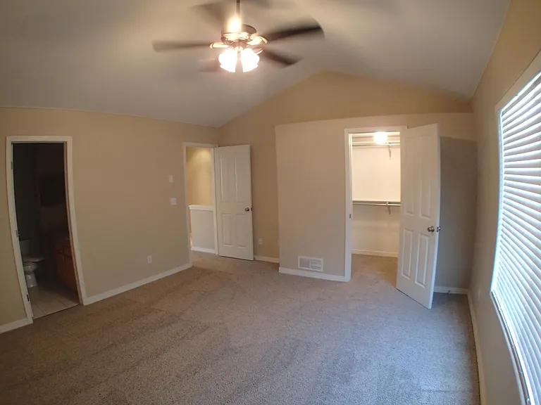 Master with ceil walk in closet.
14'x15'