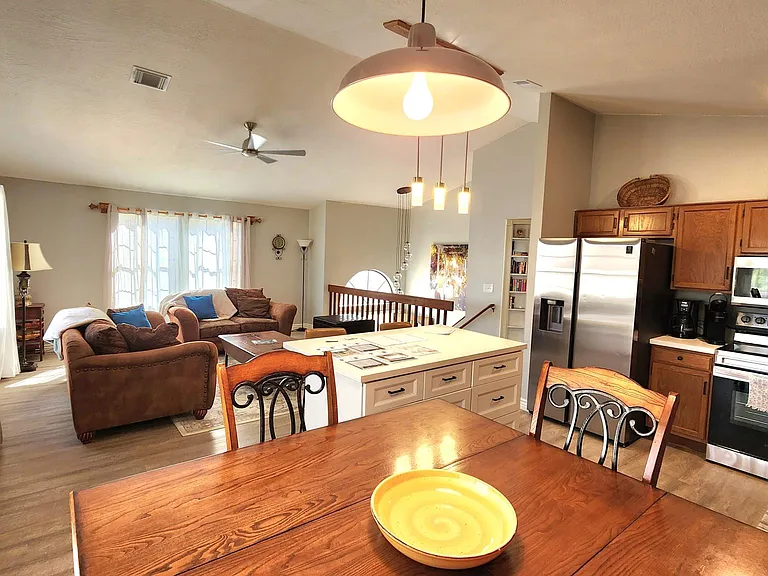 937 S Abalone Dr — Photo 2